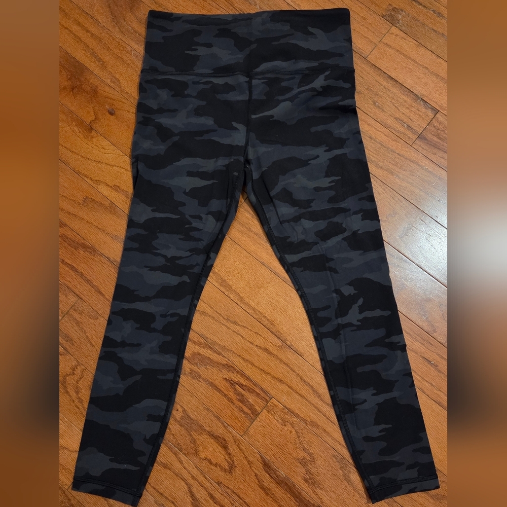 Women’s Athleta Size M Elation Camo 7/8 Leggings